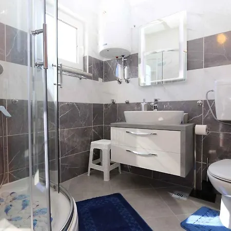 Apartment In Silo/insel Krk 13416